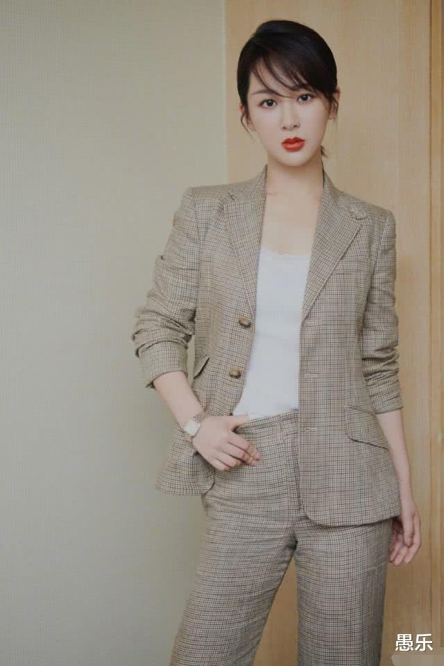 『杨紫』杨紫“真人”到底长什么样?看到路人镜头下的她,网友:确定27岁?