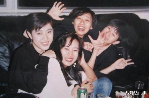 周星驰|周星驰在她死后开始白头，喜剧之王不婚的原因，早已藏在电影里