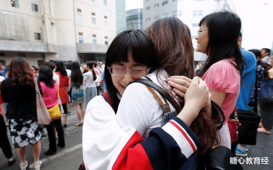 大学|高中生迎来2个“坏消息”，学生们喜忧参半，家长：上不起大学了