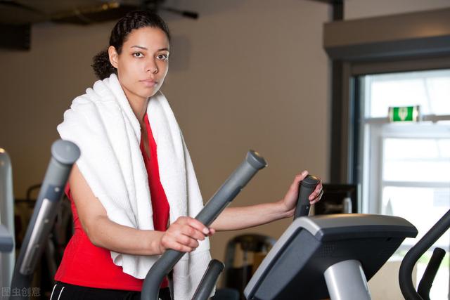 哑铃|想改善腰腹部松弛问题?4个动作帮你完美塑形腹部