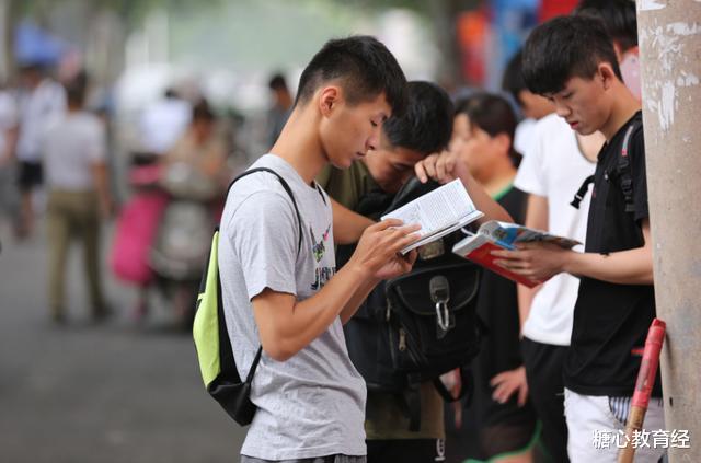 野鸡大学|296分考生正准备复读，收到5封录取通知书，老师：快报警