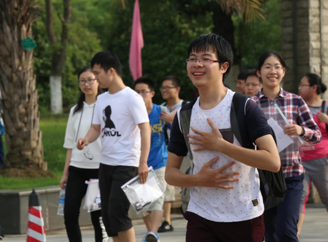 高校：高校不断扩招，为何高三学生的学习压力不减反增？高三老师说实情