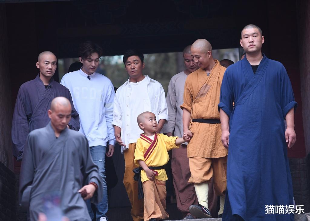 王宝强|王宝强重返少林寺,与师兄弟相见心情大好,扎马步打拳功底依旧过硬