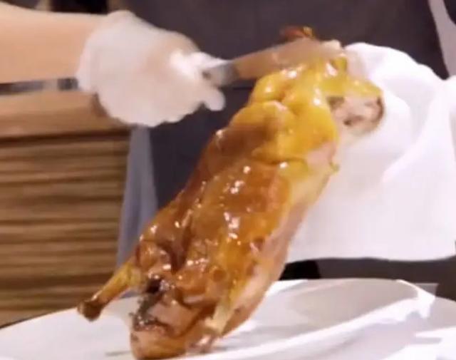 烤鸭|?全聚德吃烤鸭被问:鸭架熬汤还是炸?这样回答,服务员:老顾客