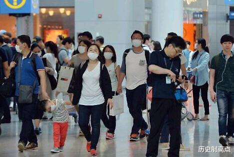 「」某些明星已成候鸟，疫情来了去国外，国外有疫情了又回国内避难