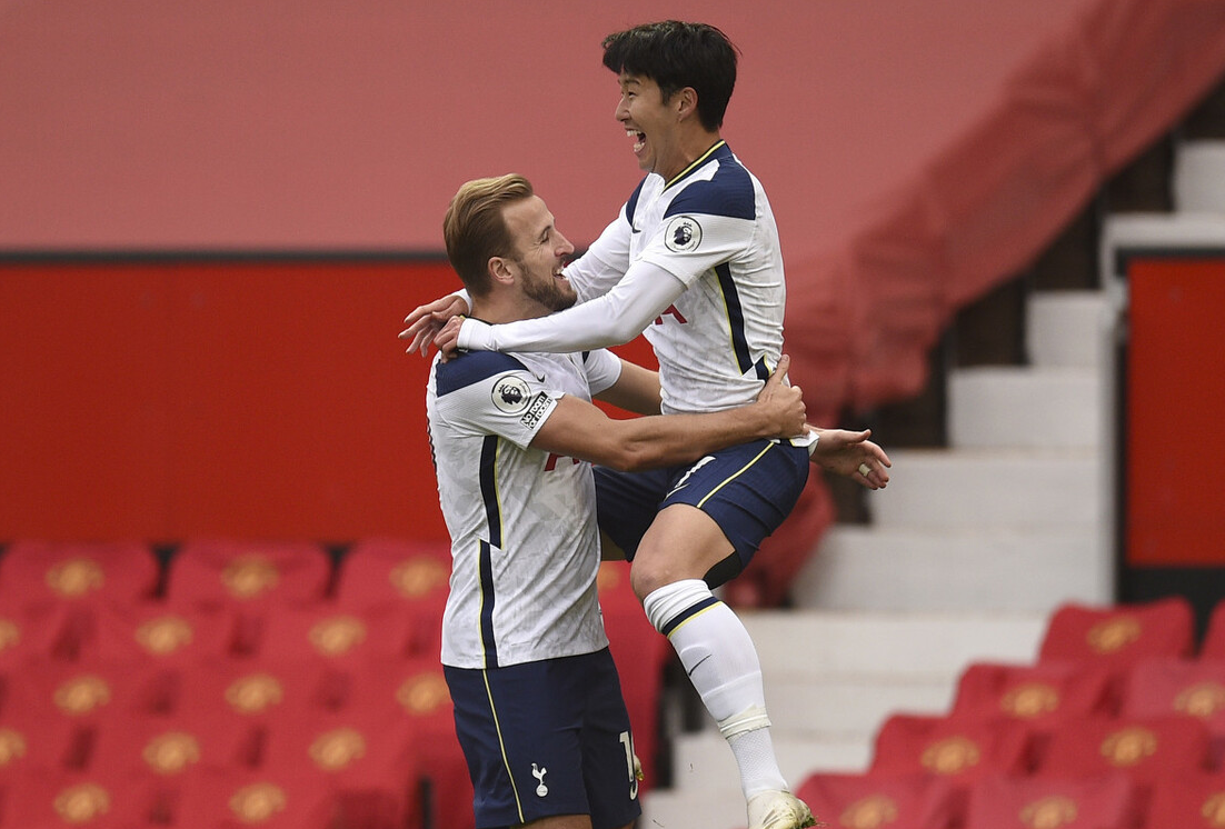 曼联|太耻辱了！曼联主场罕见崩盘，半场被轰入4球，穆帅终于泄愤了