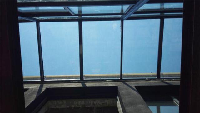 业主表示阳光房价格太高, 可看到施工过程, 他知道原因了