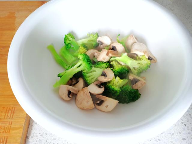 香芹|老两口的晚餐只有一个菜，简单省事，网友：天天都想吃这样一个菜