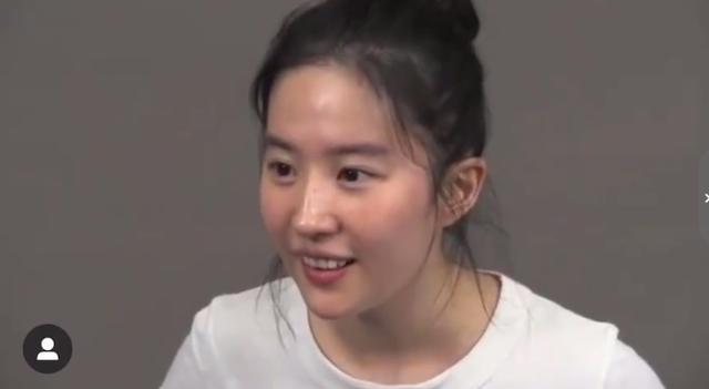 『刘亦菲』刘亦菲素颜试镜《花木兰》，眼睛又黑又大，旁边杨采钰黑得像群演