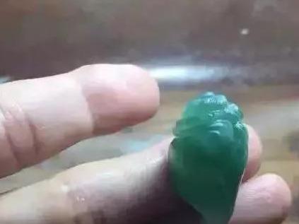 翡翠@捡漏的翡翠小料,皮中透着绿,剥皮果然爆色,成品小田螺太有爱!