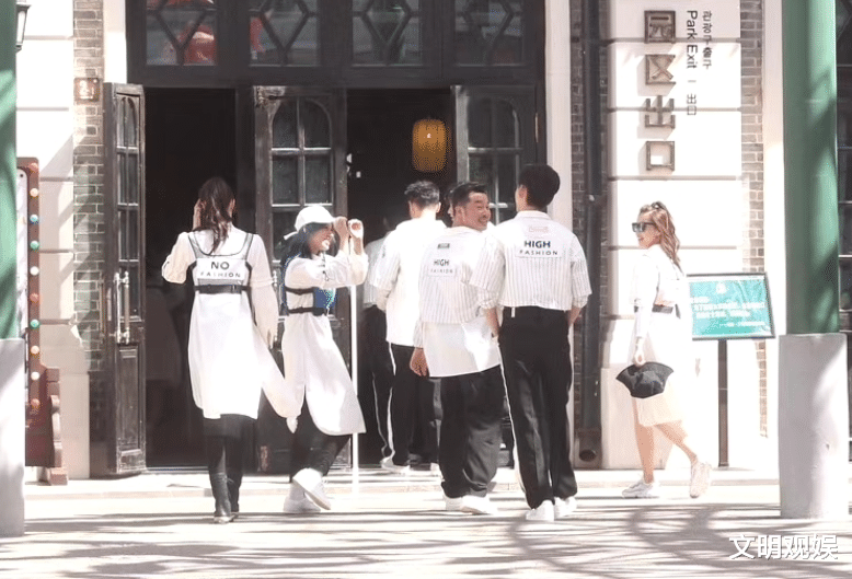 「蔡徐坤」跑男最新路透照，蔡徐坤搭档何穗一队，看到程潇队友粉丝放心了