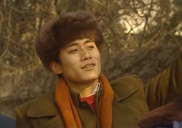 血色浪漫|血色浪漫：小混蛋原型有多硬？面对百人围攻，宁死抱树也绝不跪地