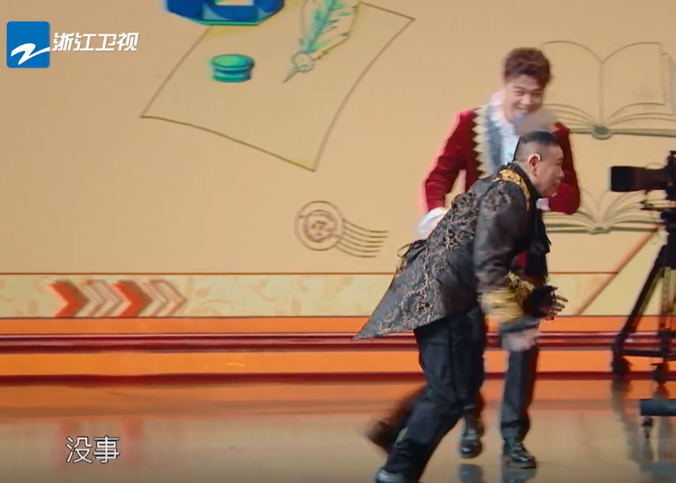 【沈腾】潘长江玩游戏不慎跌倒,沈腾临场反应引热议:不愧百亿影帝