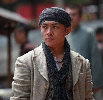 孙红雷|他被传是李亚鹏亲侄子，曾跪地磕头打动孙红雷，今37岁终于走红