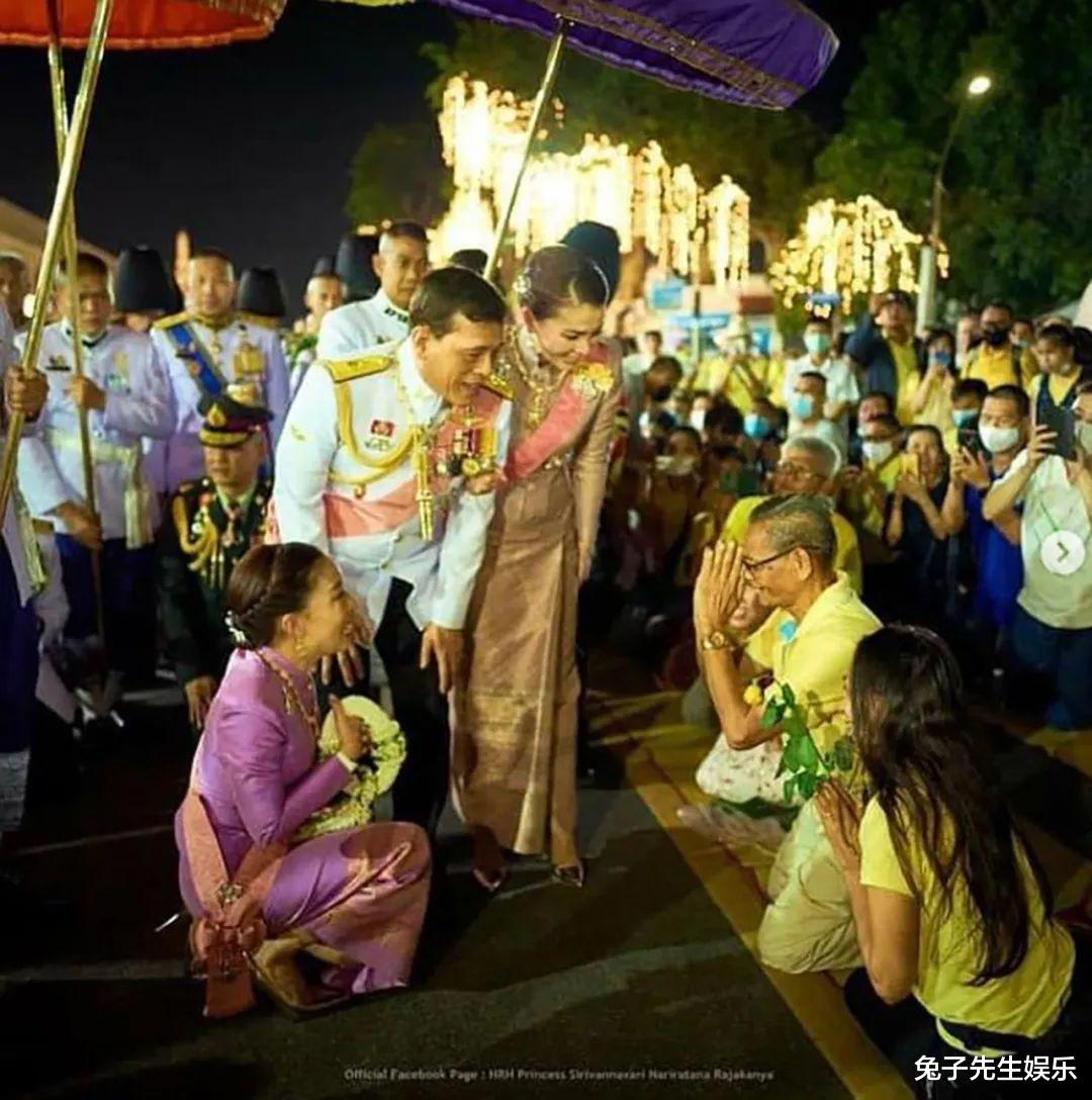 泰國大公主真給老爸面子，跪在水泥地上為泰王捧場，忙得滿頭大汗-圖8
