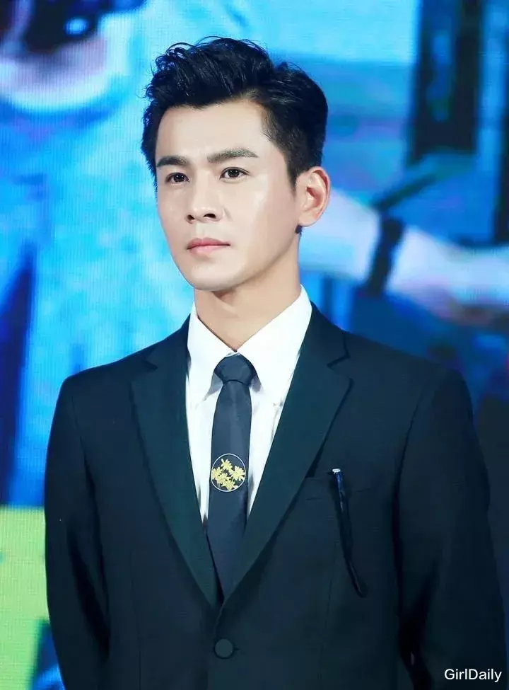 「钟汉良」钟汉良和小16岁谭松韵“官宣恋情”，我却想起当年的绝世白月光……