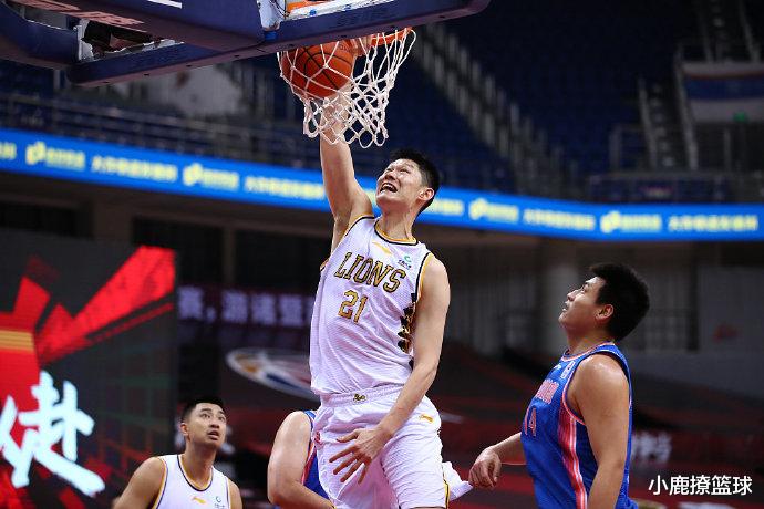 四川男篮|裁判吹罚再现争议一幕!球员无防守动作还被吹违体,姚明该出手了