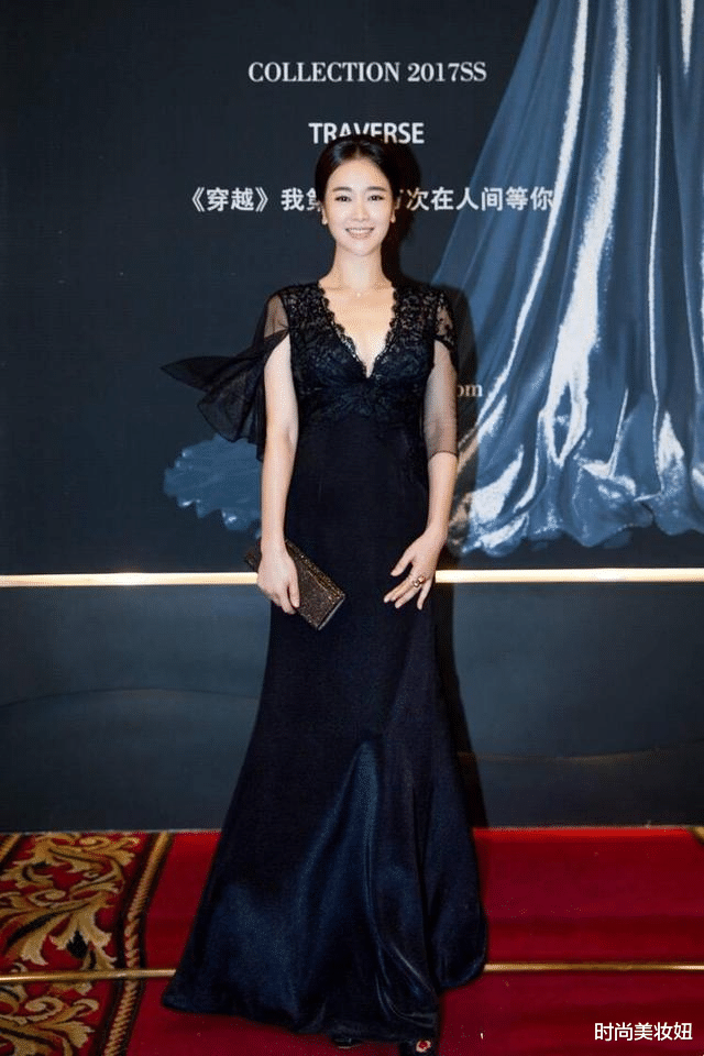 连衣裙|被左小青惊艳了，穿黑色深V连衣裙配低马尾亮相，气质高级优雅