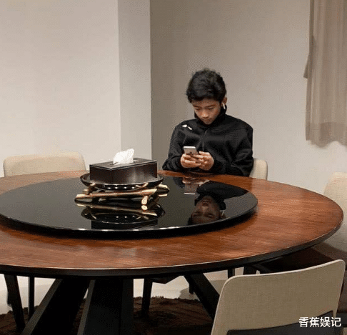 张柏芝|张柏芝与大儿子家中自拍，高调晒幸福，像极了和谢霆锋合照？