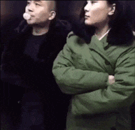 |“大哥你就别装了，眼镜上的反光早就暴露一切了！”哈哈哈哈哈真尴尬啊～