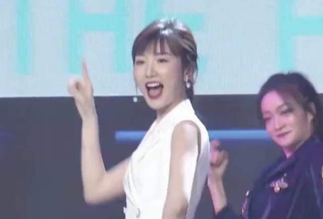童瑶|江疏影童瑶毛晓彤同框表演，同时伸腿的那刻，才知她凭啥站C位