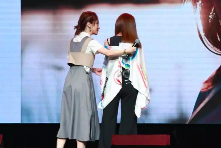 梁静茹|梁静茹感情新动向，50多岁男友帅气多金很相配，粉丝回复勇气歌词