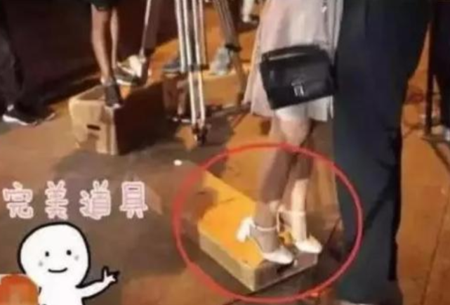 「唐艺昕」演员拍戏为啥只拍上半身?镜头移到下半身后,简直没眼看!