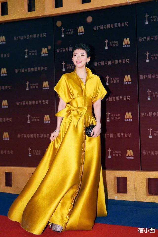 【连衣裙】虽看不习惯章子怡“短发”，但穿黄色连衣裙高调亮相，又挺有贵气