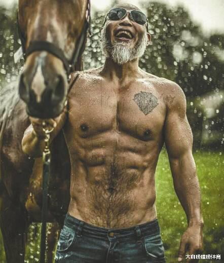 健身|中国“龟仙人”，64岁一身肌肉，小13岁娇妻肤白貌美，堪称大美女