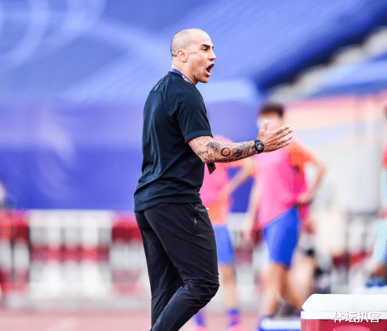 卡纳瓦罗|卡纳瓦罗不满场地草皮差，称鲁能进球很幸运，名记：完败李霄鹏！