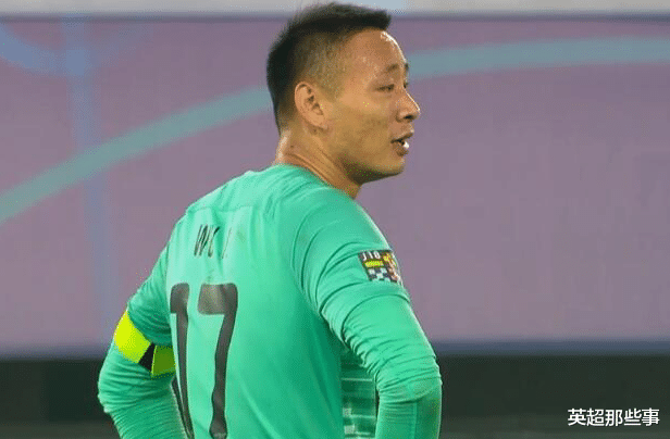 河南建业|中超诡异一幕！建业门将停球后“暂停”比赛，目送对方打进空门！