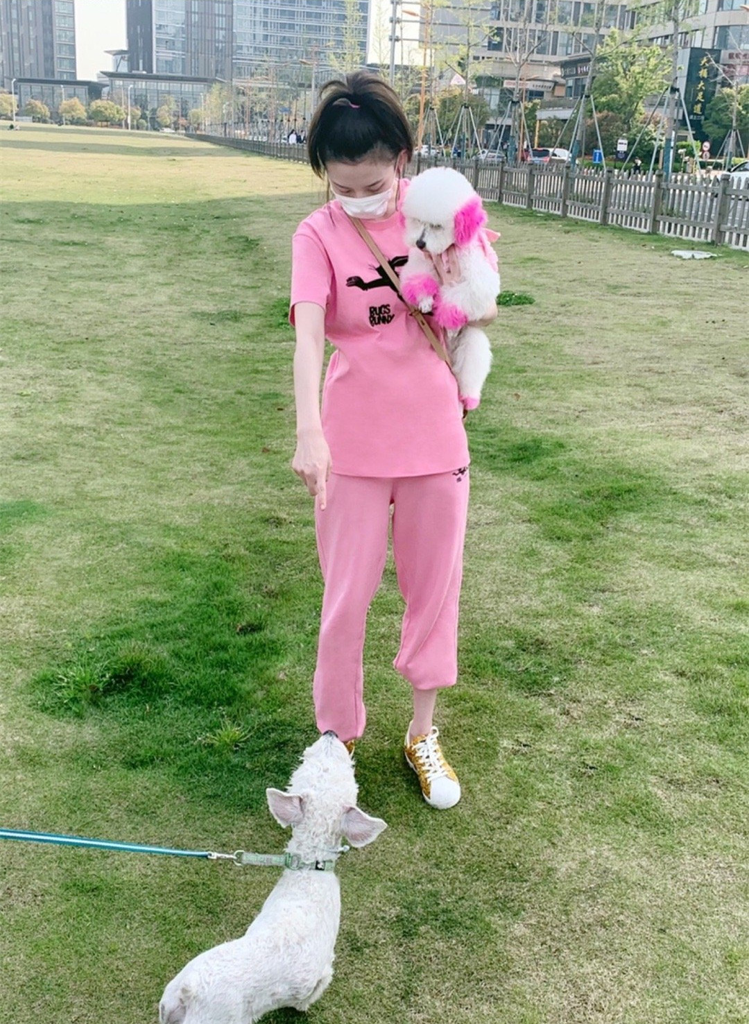 刘海：剪了刘海的宋祖儿好“初恋”！穿复古泡泡裙太显小了，阳光了许多