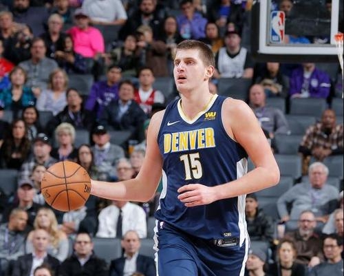 约基奇|为什么约基奇能立足NBA,一般来说这种职业球员很少有这体型?