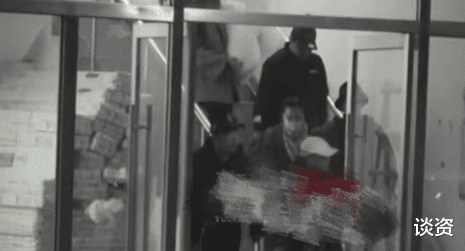 潘长江|潘长江脚伤未愈下楼需搀扶，仍与蔡明排练至深夜，疑似备战春晚