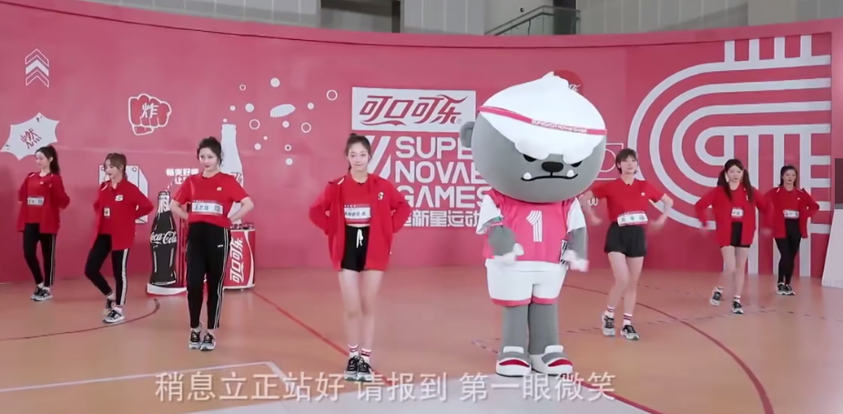 硬糖少女303|硬糖少女303再跳主题曲，张艺凡甜美可爱，郑乃馨却忘了动作？