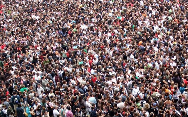 「」如果世上只剩一对男女,需要多久才能有77亿人口,答案令人唏嘘