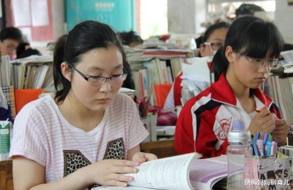 大学|考生442分考上三本，一年学费要2万多，开学看到室友心态就崩了