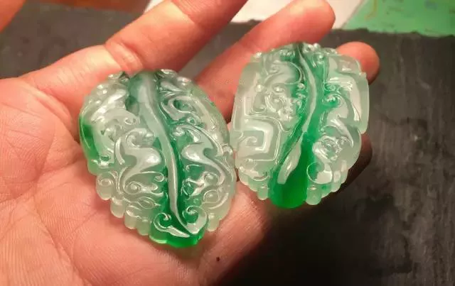 [翡翠]神仙难断一寸玉就是这么来的明明就一点色，切开确有一条色。