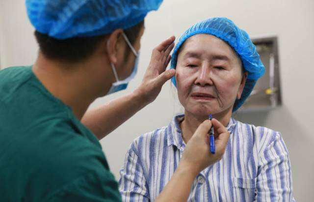 『』27岁女子“一夜变老”成80岁老奶奶，不愿面对年轻丈夫，现状如何