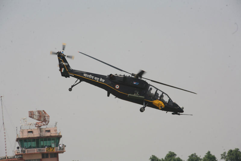 【印度】大批战机、武直奔赴前线,悬挂“战必胜”标语,自称已不是1962年