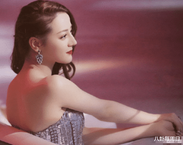 『关晓彤』当热巴撞上关晓彤后,肩膀上的差距太明显,惨不忍睹的对比