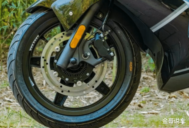 阿普利亚|硬核休闲旅行大绵羊，满油续航576.5KM，售价2.68万，油箱容积15L