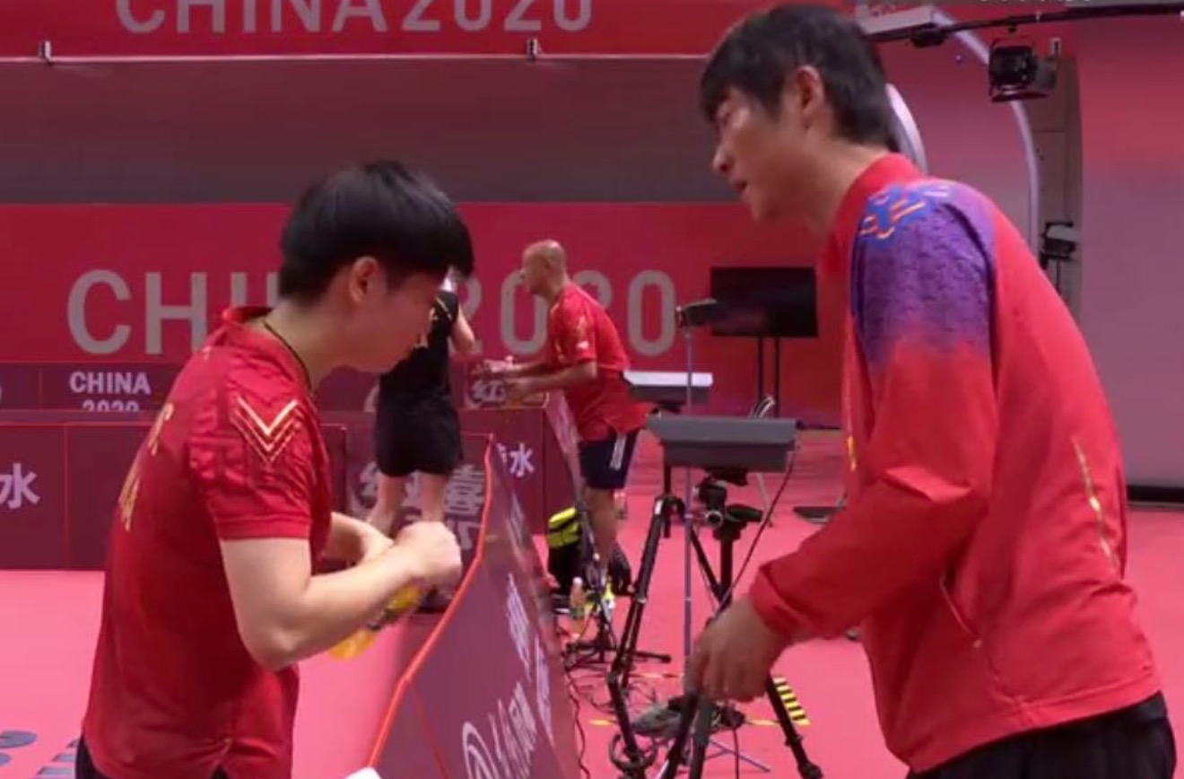 孙颖莎|丢4赛点，国乒小魔王4-3夺双冠！恩师复出怒吼 助孙颖莎豪取9连胜