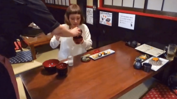 面条|大胃王吃800碗“面条”，镜头拉近一看穿帮，网友：我也吃得完！