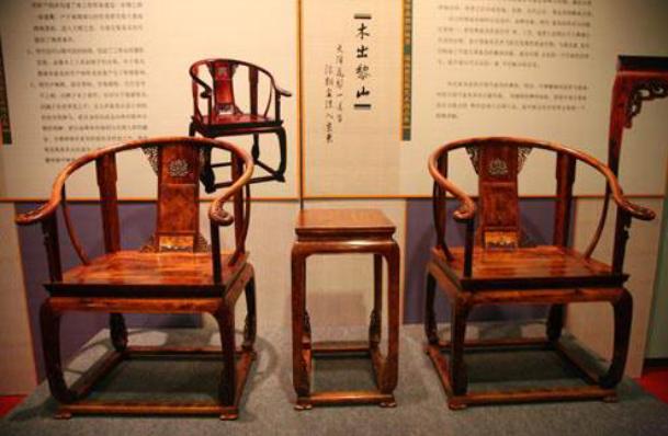 笔筒|收藏狂人带黄花梨箱鉴定,称100万不卖,专家:我报价,你站稳