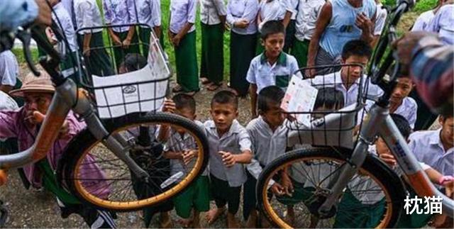 枕猫|在中国成“废铁”的共享单车，却成为了缅甸孩子上学的“豪车”