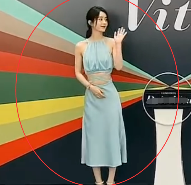 赵丽颖|赵丽颖肩臂线条有多绝？和女主持女礼仪同框，差距过分真实了