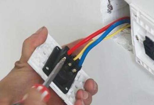 :一旦发现工人这样装插座,立马赶他出门,一分钱也不要给!