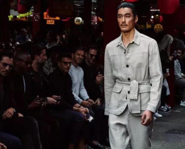 「胡兵」那个被誉为“中国第一男模”，因太帅被英国富婆看中，他现状成这样