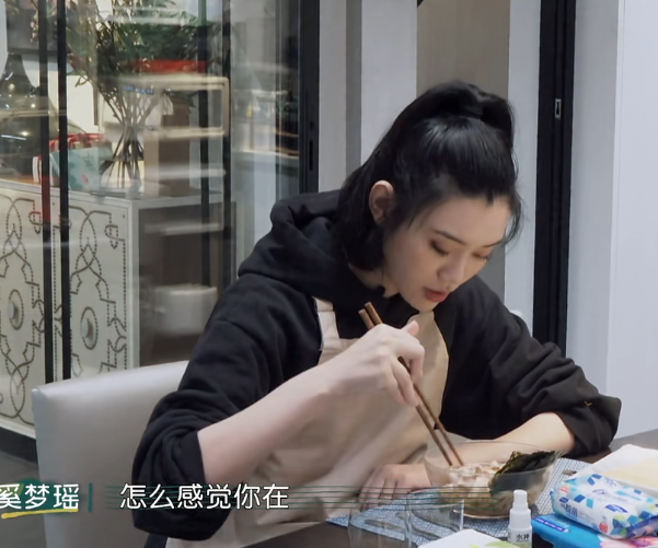 何猷君|有种低调炫富叫何猷君吃泡面，看到配菜食材后，是我没见过世面了